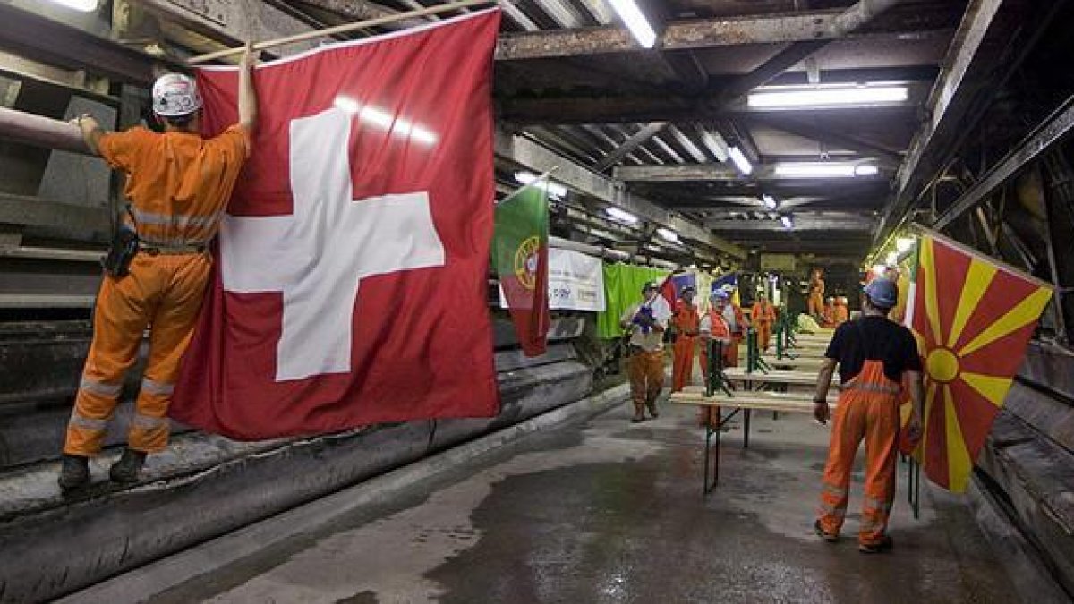 Trabajadores decoran las paredes del tunel de San Gotardo una vez finalizada la perforación de las galerías, en el 2010.-EFE