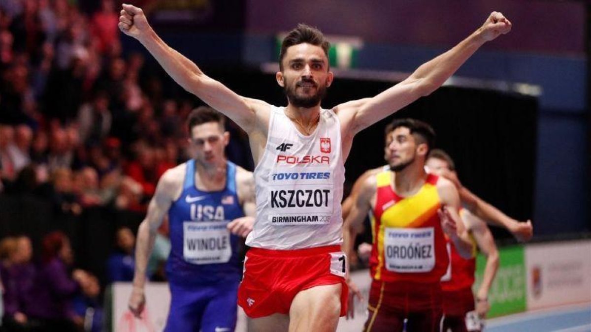 Saúl Ordóñez entra por detrás del polaco Adam Kszczot en la final de 800 metros.-REUTERS / JOHN SIBLEY