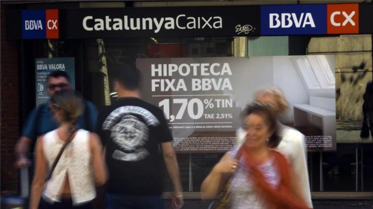 Anuncios de hipotecas en una entidad bancaria en Barcelona-DANNY CAMINAL
