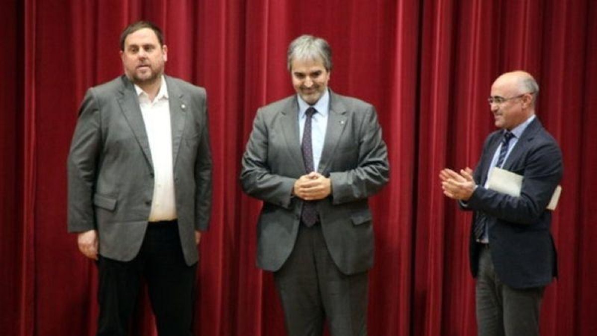 El secretario general de Presidència, Joaquim Nin, entre el vicepresidente Oriol Junqueras y el delegado del Govern en Tarragona, Òscar Peris.-ACN / ROGER SEGURA
