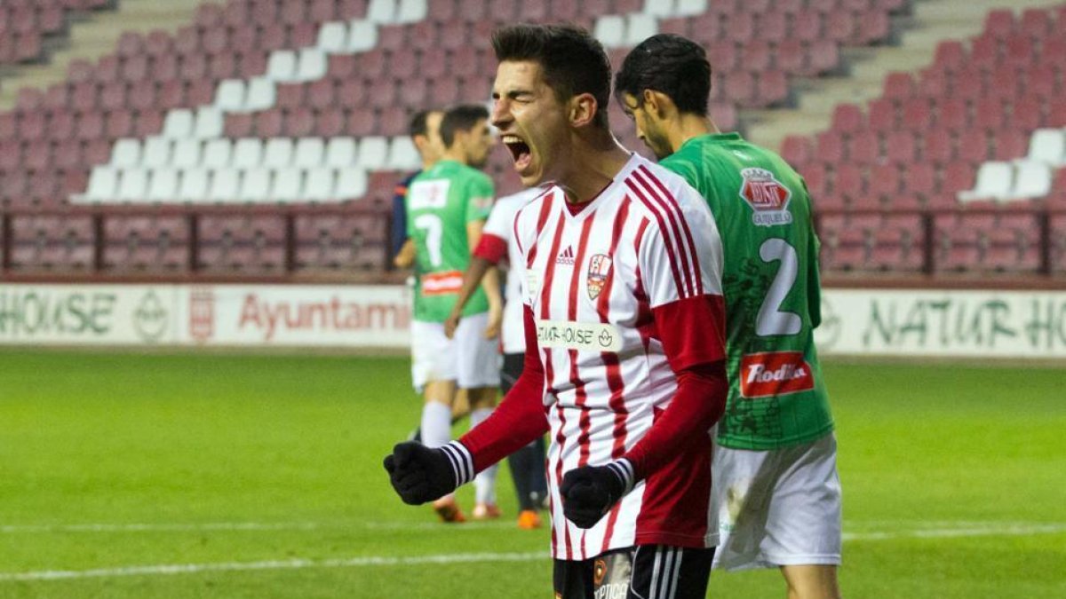 Pere Millán con la camiseta del la UD. Logroñés esta temporada.-Riojapress
