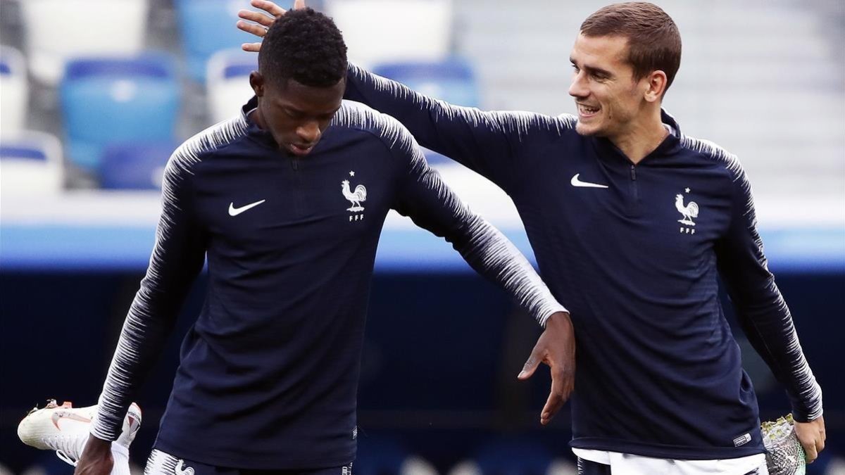 Griezmann bromea con Dembélé en el entrenamiento de Francia de este jueves.-FRANCK ROBICHON
