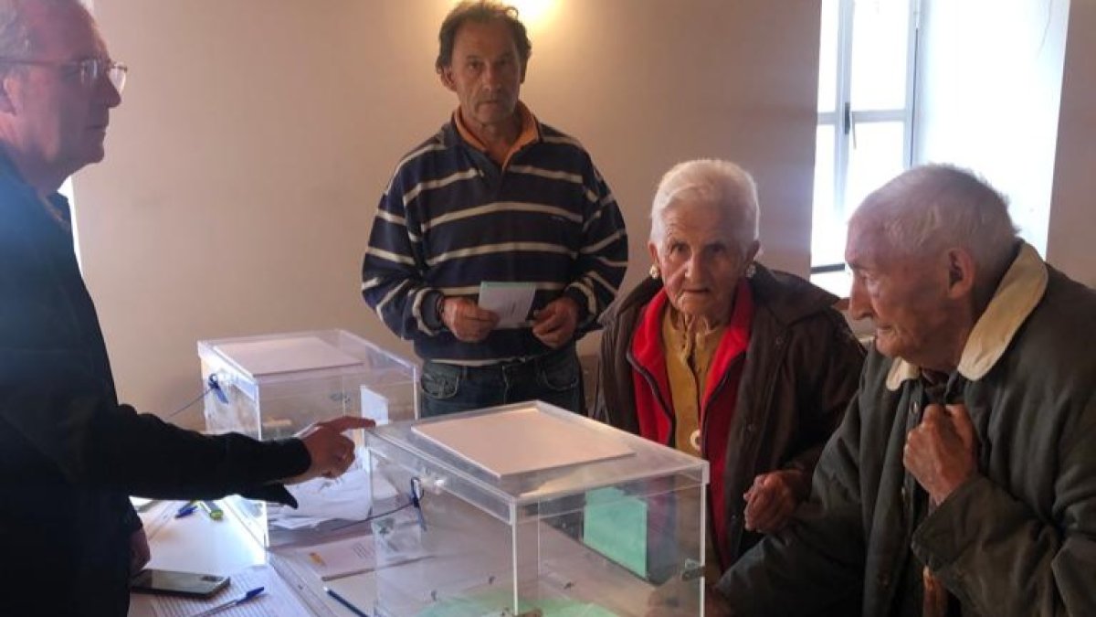 Ponciano y Antonia votando este domingo en Tardajos de Duero.-HDS