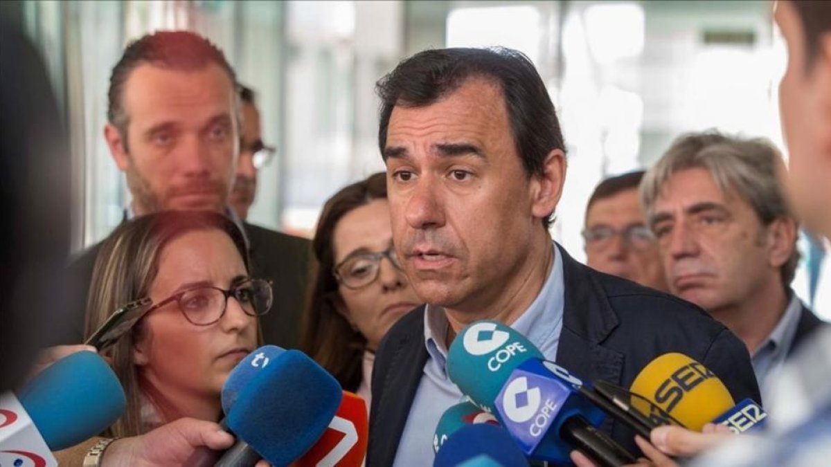 El coordinador general, Fernando Martinez-Mallo, atiende a la prensa antes de un acto con afiliados y simpatizantes del PP en Cartagena (Murcia).-/ EFE / MARCIAL GUILLÉN