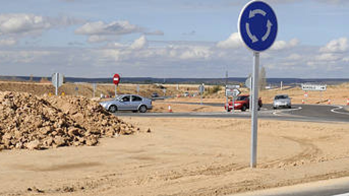 Una de las rotondas de la A-15 entre Sauquillo y Almazán en las inmediaciones de la localidad de Bordejé. / VALENTÍN GUISANDE-