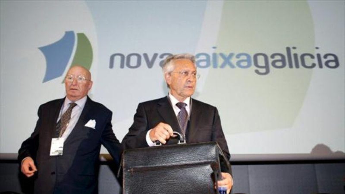 Julio Fernández Gayoso, copresidente de Novacaixagalicia, en la primera asamblea de la caja, en el 2010.-EFE / CABALAR
