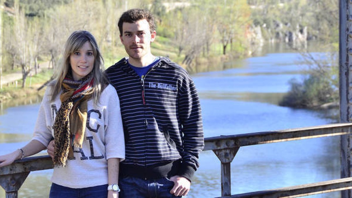 David Barrio Vicente y Sara Romero Ledesma, jurados de la cuadrilla de San Miguel, en el puente de hierro, desde donde se puede ver la pradera de las Bailas. / ÁLVARO MARTÍNEZ-