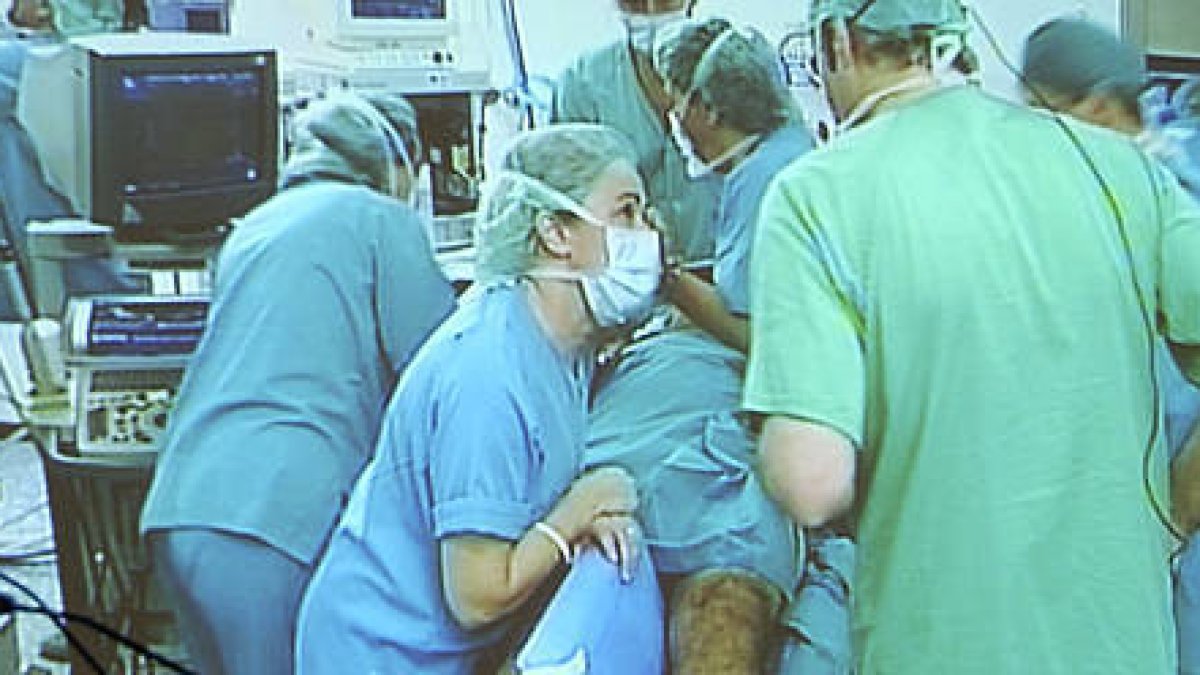 Operación en un quirófano del complejo hospitalario de Soria. / VALENTÍN GUISANDE-