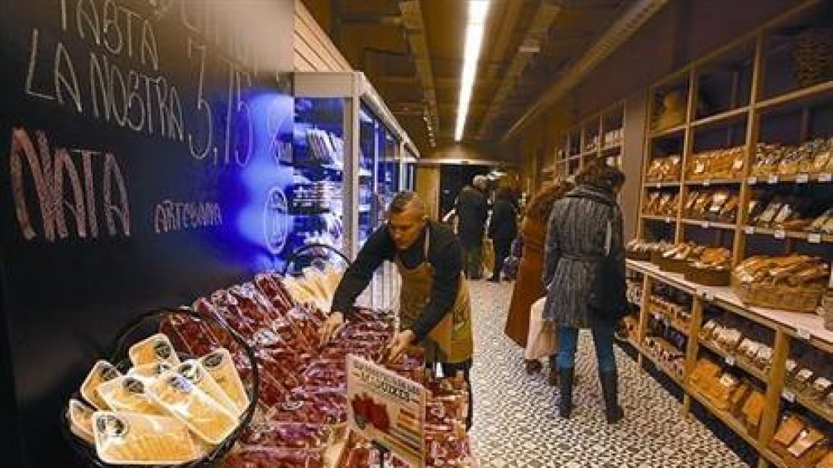 Frutas y productos de proximidad en la Casa Ametller de Comte Borrell, 71.-FRANCESC CASALS