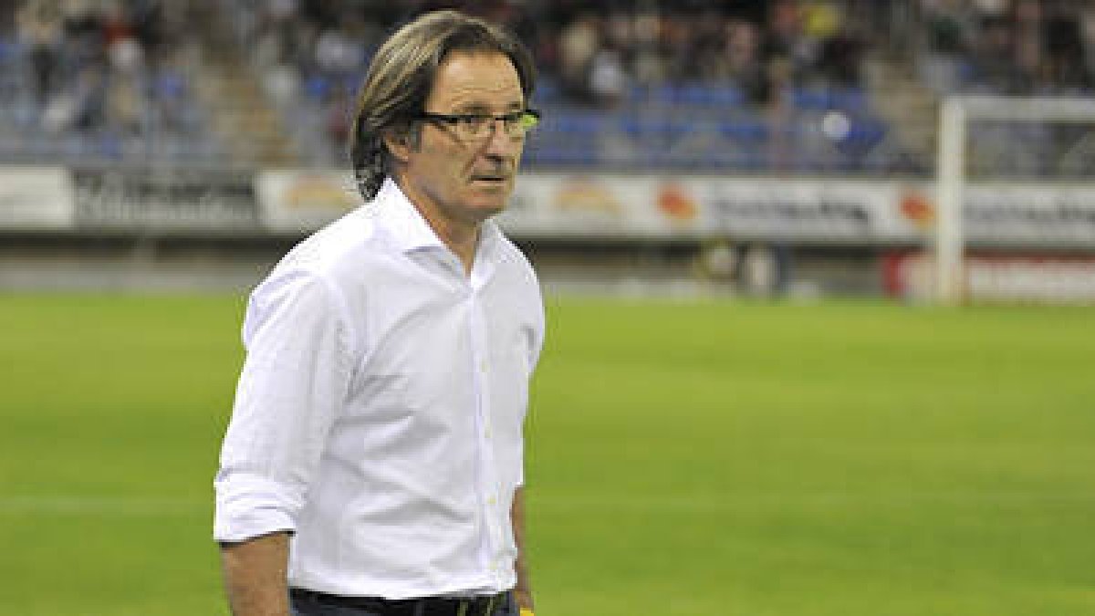 Juan Antonio Anquela señala que su equipo no puede bajar los brazos cuando va por debajo en el marcador. / VALENTÍN GUISANDE-