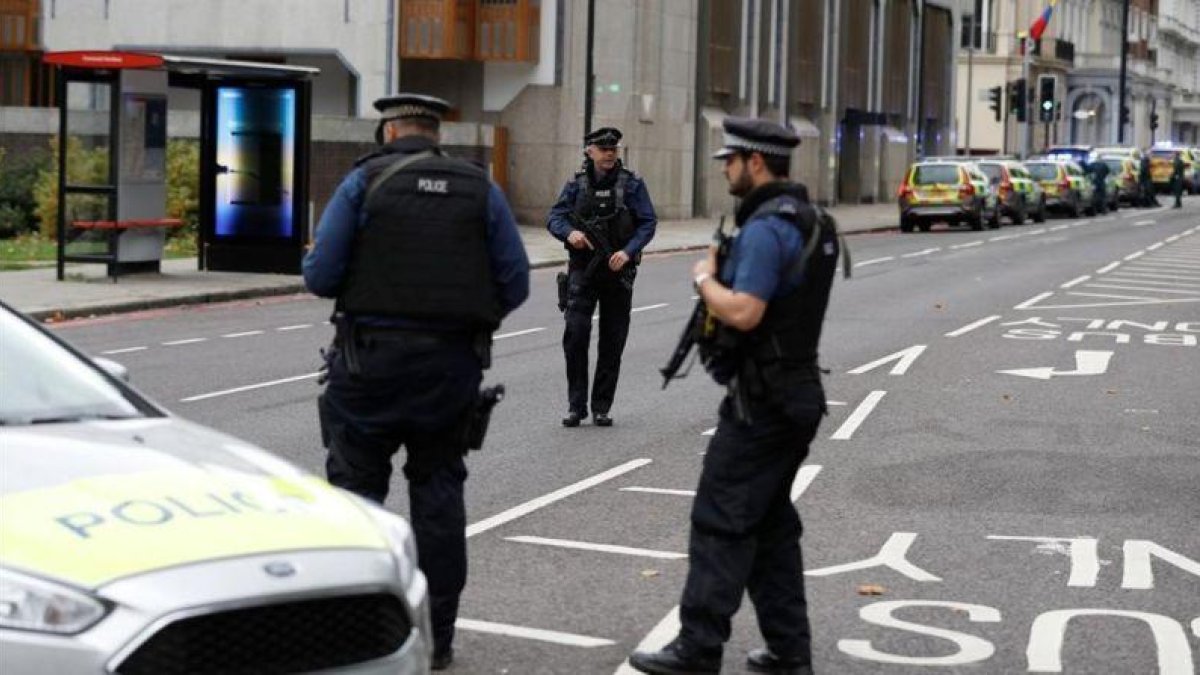Agentes de policía, en las inmediaciones del Museo de Historia Nacional de Londres.-REUTERS / PETER NICHOLLS