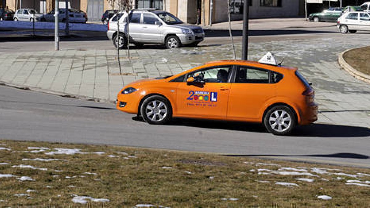 Un alumno realiza las prácticas en el coche de una autoescuela de la capital. / ÁLVARO MARTÍNEZ-