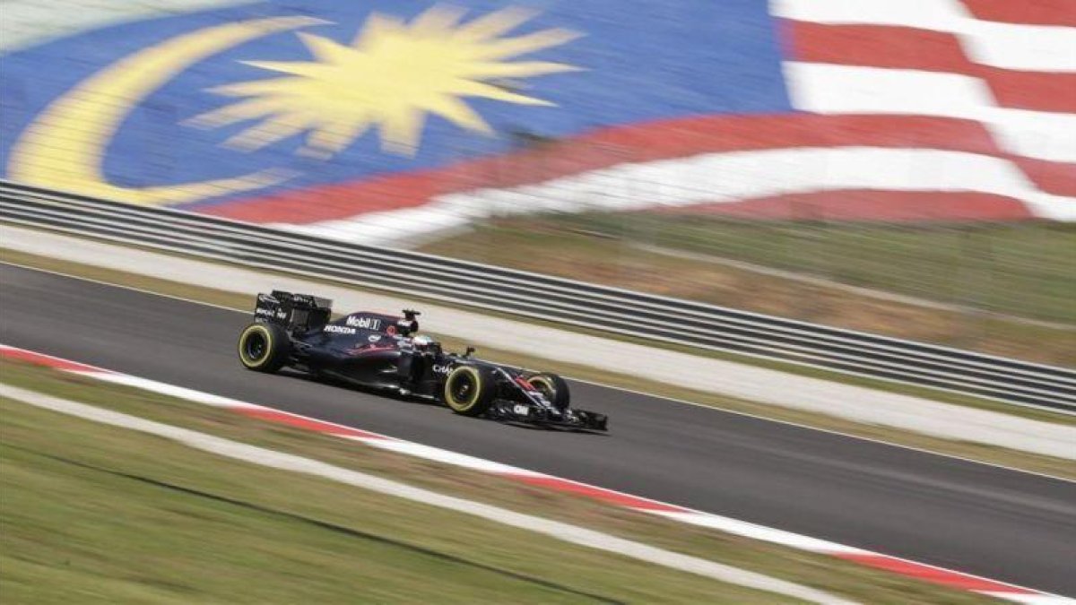 Fernando Alonso, durante los ensayos libres de este viernes en el Gran Premio de Malasia.-EFE / FAZRY ISMAIL