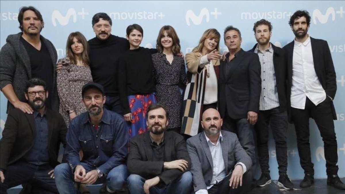 Equipo artístico de la serie 'La zona', junto con sus creadores, los hermanos Sánchez-Cabezudo.-JUAN CARLOS HIDALGO / EFE