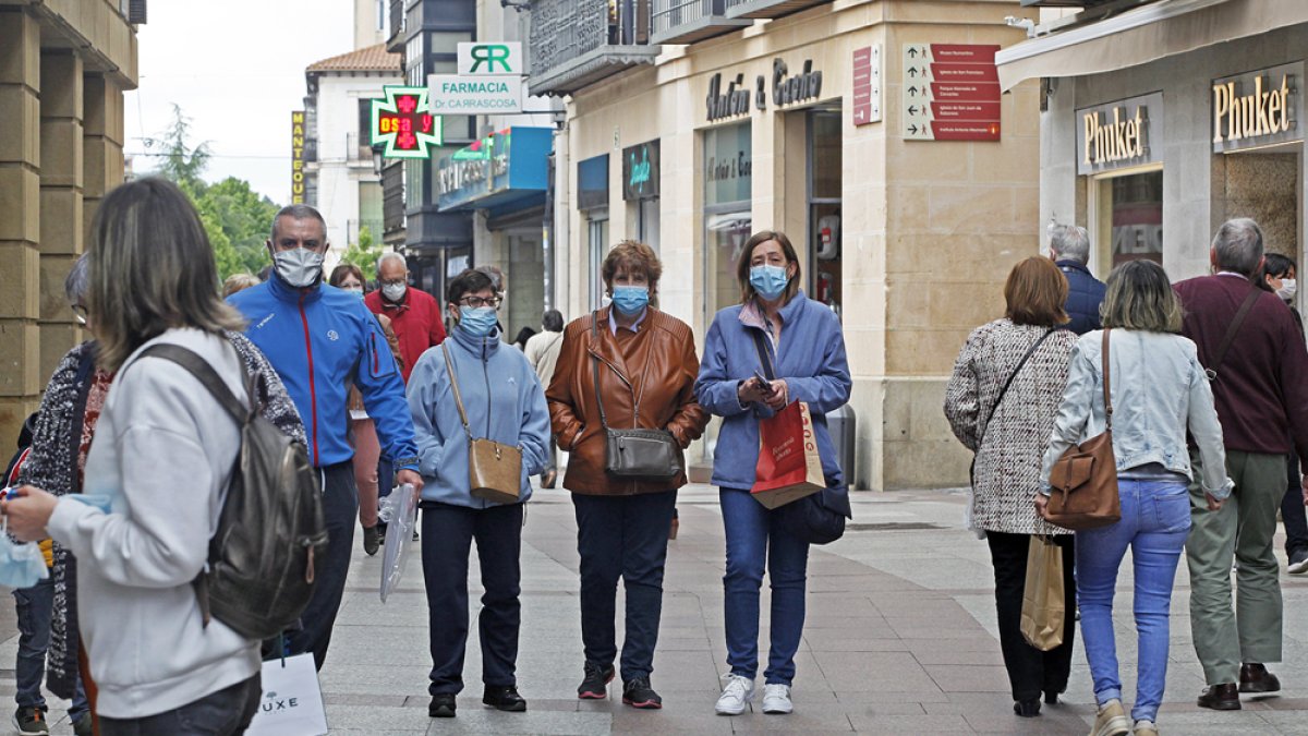 Varios sorianos paseando ayer por El Collado. MARIO TEJEDOR