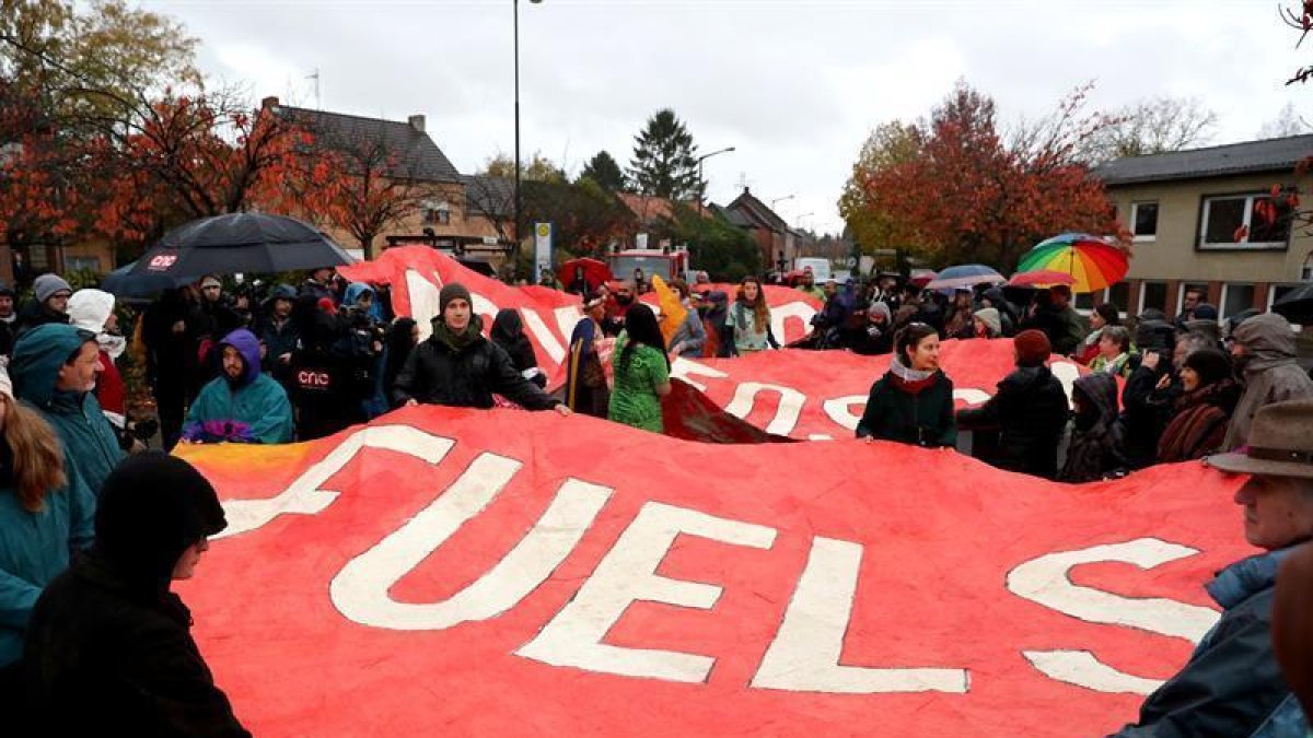 Activistas climáticos antes de que empiece la cumbre-EFE