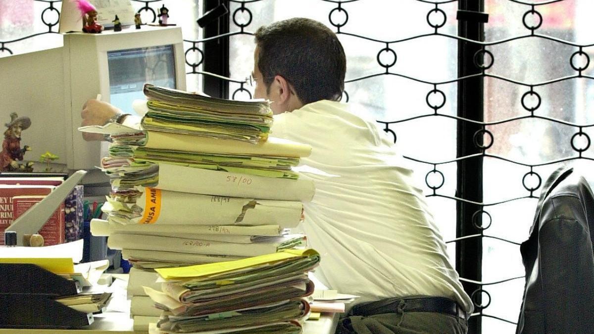 Un funcionario en plena labor cotidana. /-ARCHIVO / EFE