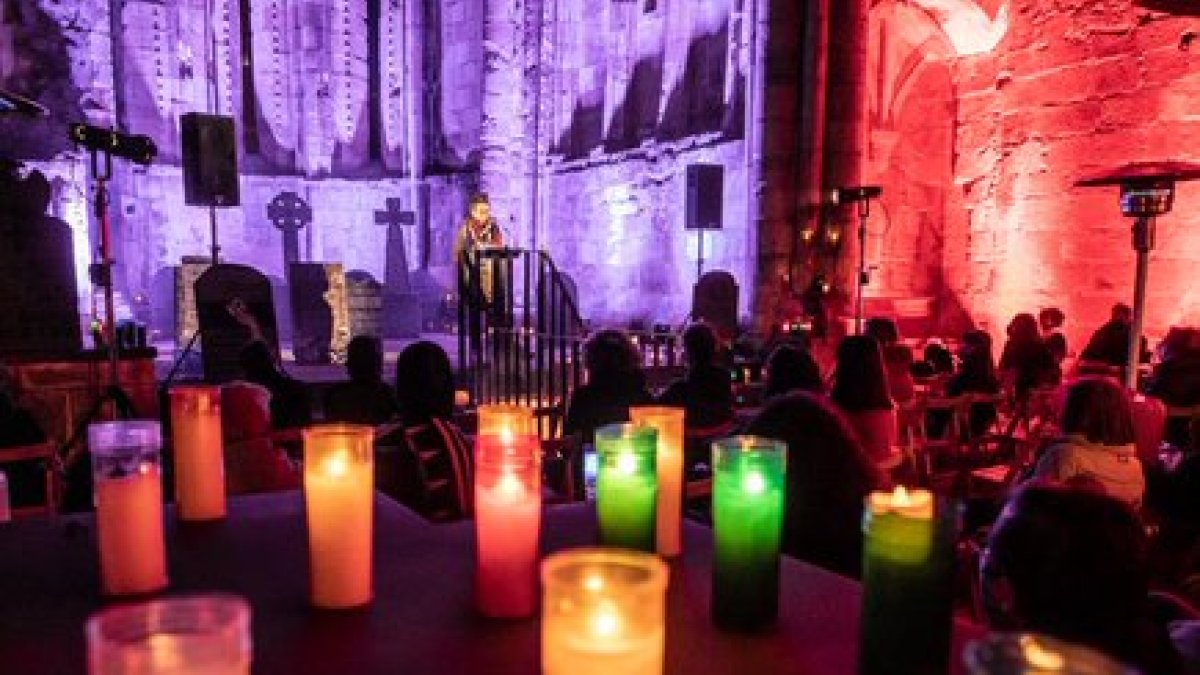 Segunda jornada de las lecturas ayer en las Ruinas de San Nicolás. GONZALO MONTESEGURO
