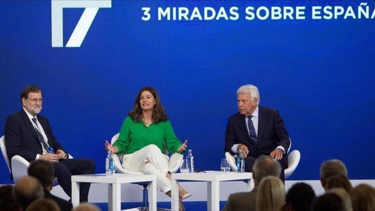 Mariano Rajoy y Felipe González, con la moderadora, Miriam González, este viernes, en el Foro La Toja-Vínculo Atlántico.-EFE / SALVADOR SAS