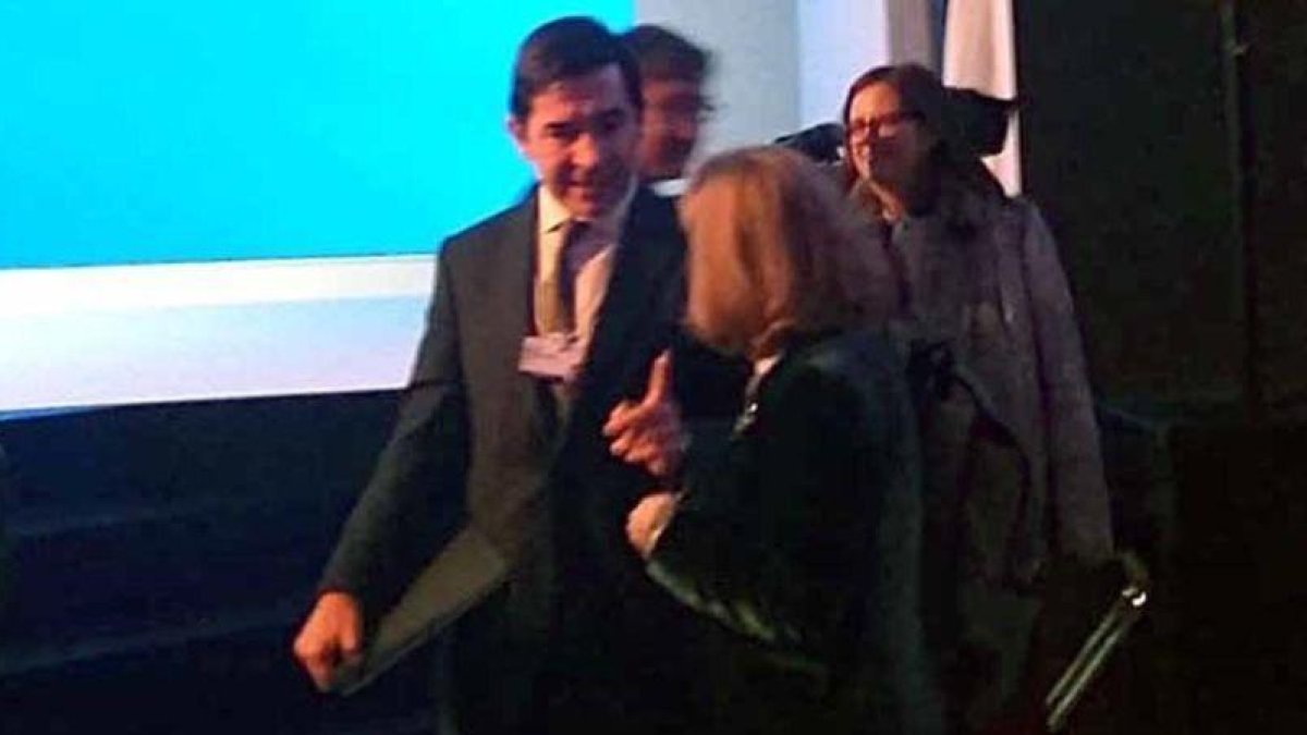 El presidente del BBVA, Carlos Torres, de cara, con la ministra Nadia Calviño, de espaldas, en Davos.-R.M.S
