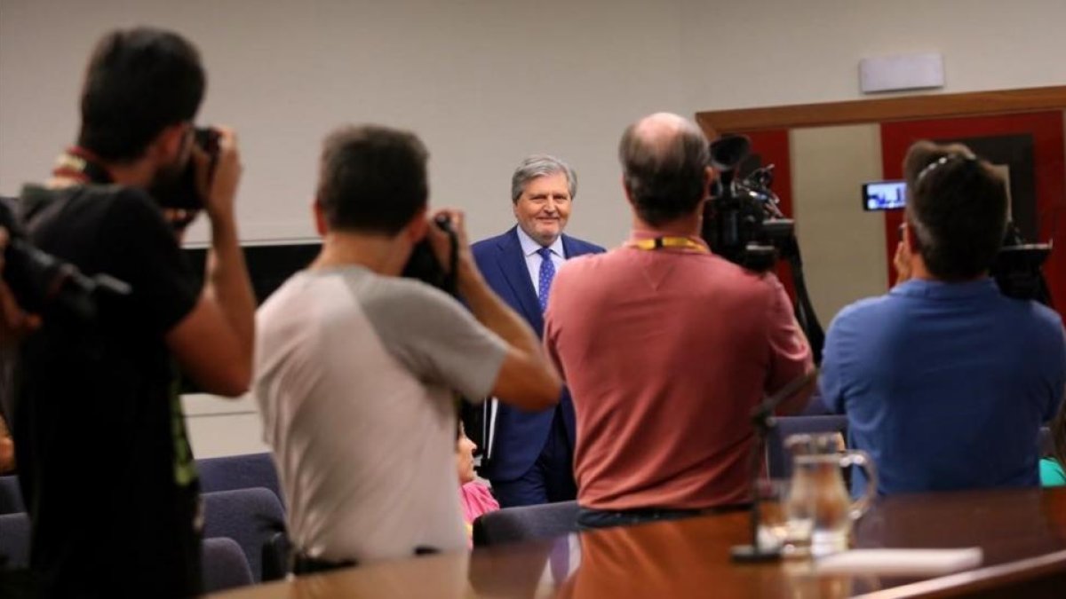 El portavoz del Gobierno, Íñigo Méndez de Vigo, en la rueda de prensa posterior al Consejo de Ministros.-JUAN MANUEL PRATS