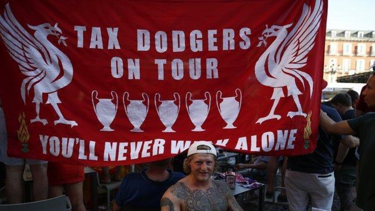 Un aficionado del Liverpool, junto a otros compañeros, en la Plaza Mayor de Madrid.-AP
