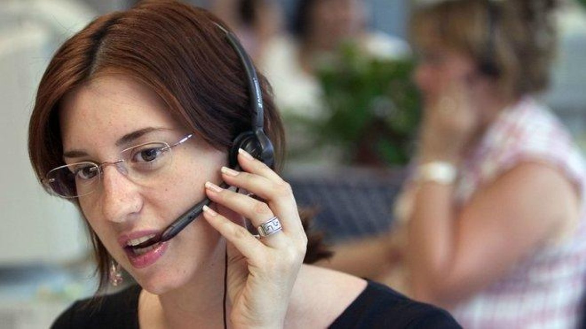 Imagen de archivo de una teleoperadora de Cofidis.-LAURA GUERRERO (EL PERIÓDICO)