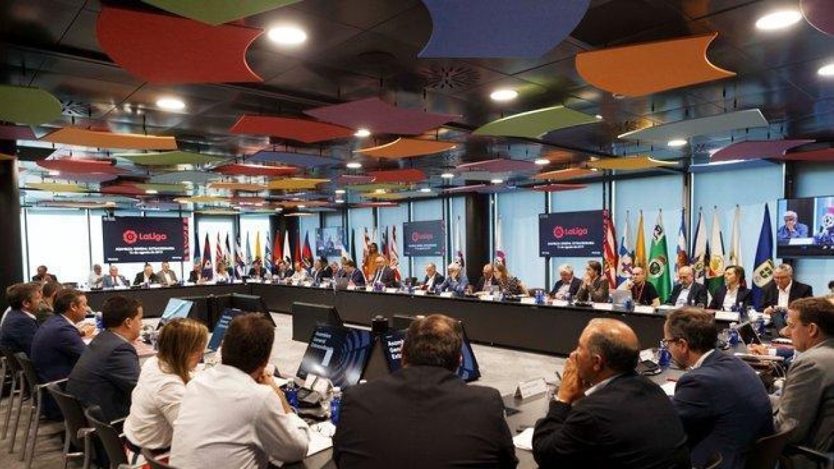 Vista general de la Asamblea Extraordinaria de La Liga celebrada este lunes.-LFP