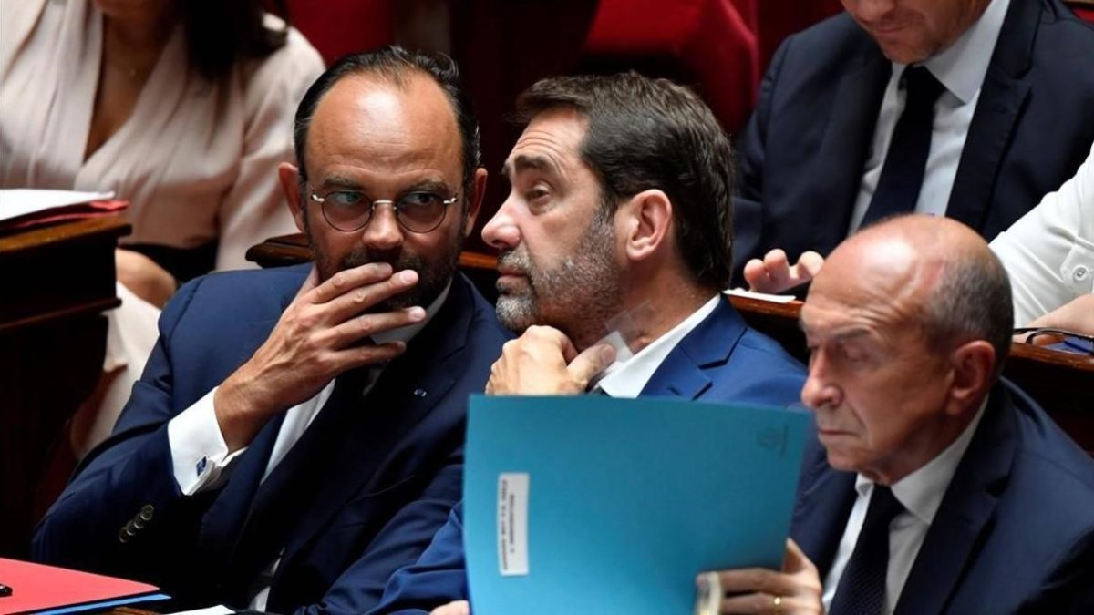 El primer ministro, Edouard Philippe (izquierda) con otros miembros del Gobierno.-AFP / GERARD JULIEN