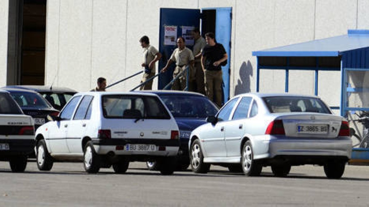 Trabajadores de Norma saliendo de la fábrica./ A. M.-