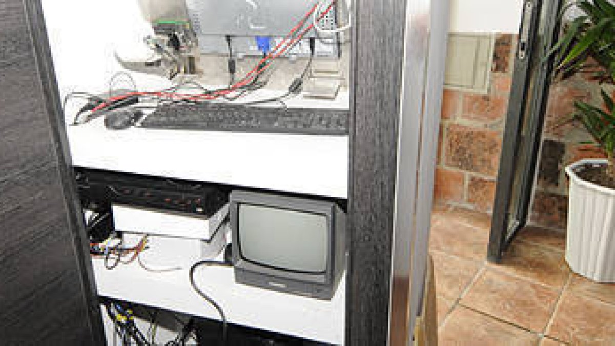 El responsable del hostal Douris Temple posa en las instalaciones. / V. G.-
