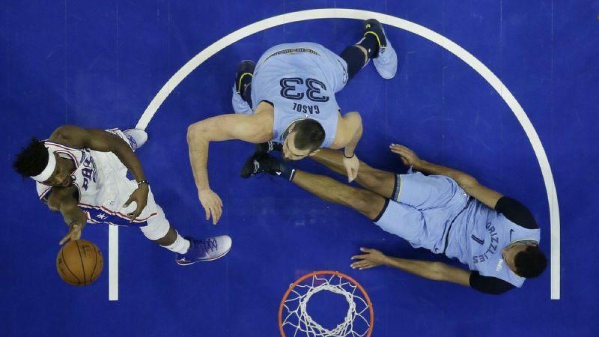 Marc Gasol, en el centro de la curiosa imagen de la derrota de su equipo ante los Sixers.-AP