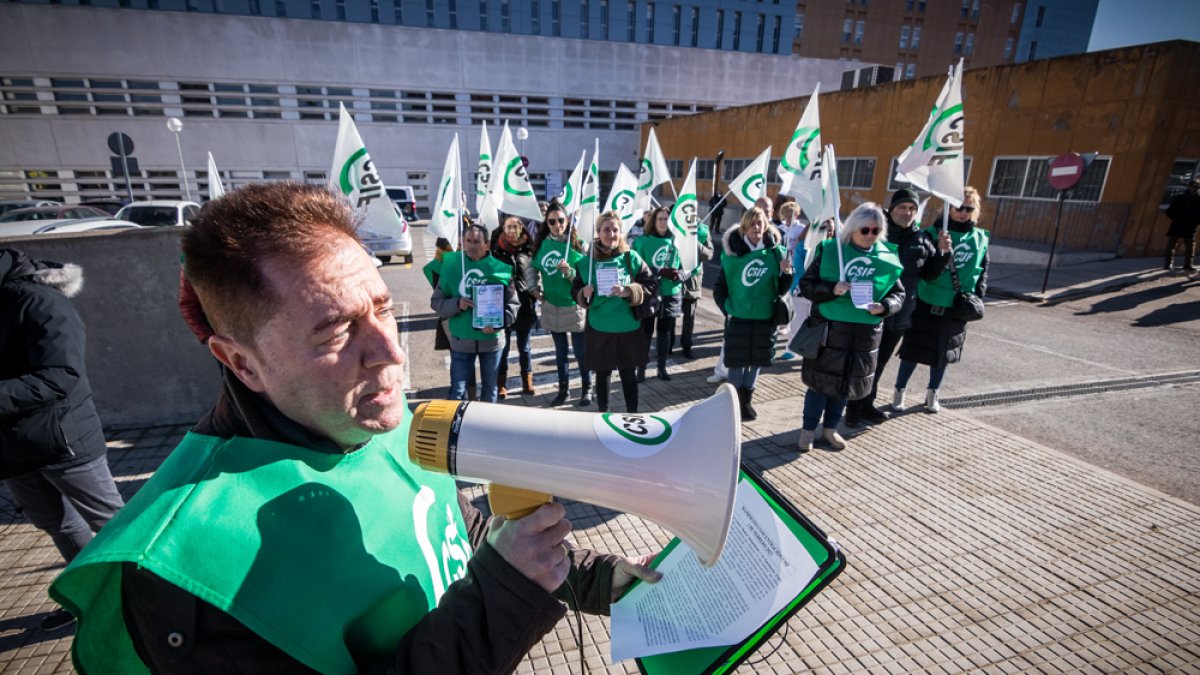 Concentración convocada por Csif en las puertas del Hospital Santa Bárbara para denunciar el «deterioro» del sistema de salud. GONZALO MONTESEGURO