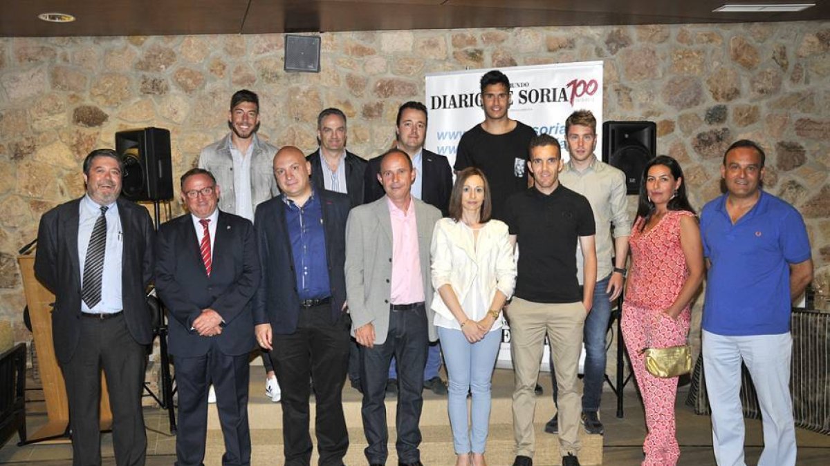 Los jugadores premiados junto a los patrocinadores de los trofeos ‘Aúpa Numancia’ y otras personalidades en la tradicional foto de familia-Valentín Guisande