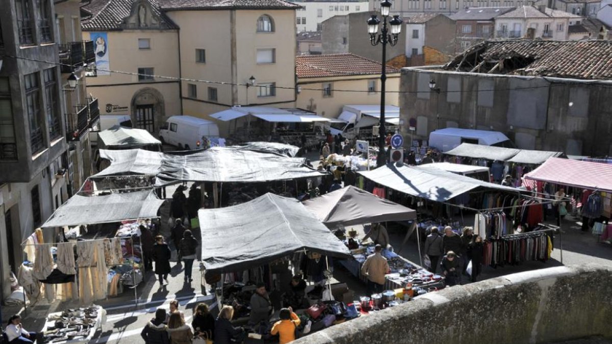 Tradicional mercadillo de los jueves. HDS