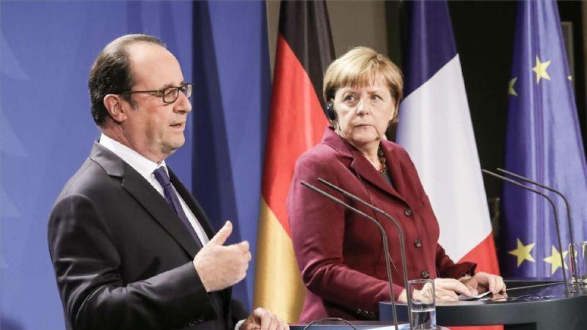Hollande y Merkel, en la rueda de prensa tras la reunión del Cuarteto de Normandía.-MICHAEL KAPPELER / EFE