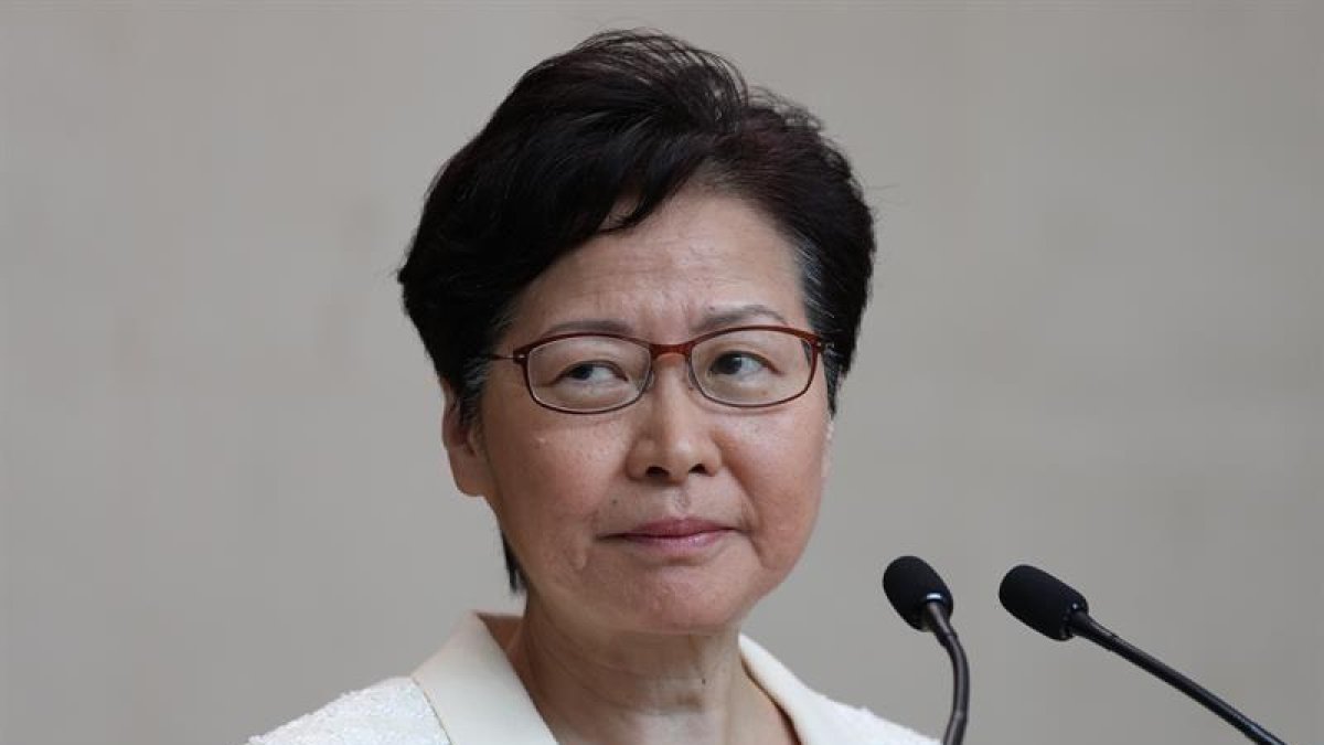 La jefa del Ejecutivo hongkonés, Carrie Lam, en la rueda de prensa que ha ofrecido este lunes.-EFE