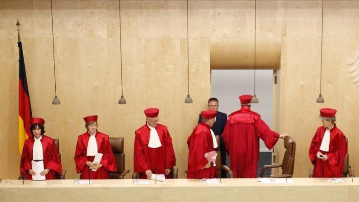 Varios magistrados del Tribunal Constitucional de Alemania.-REUTERS / KAI PFAFFENBACH