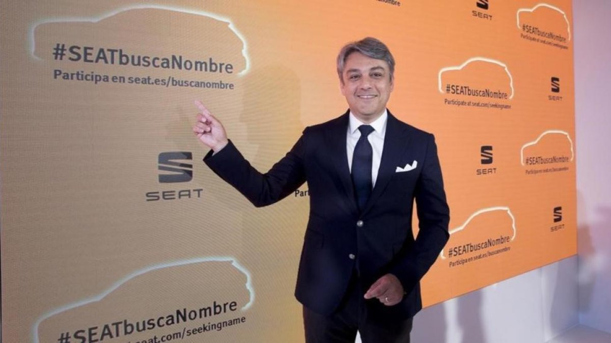 El presidente de Seat, Luca de Meo, en la presentacion de la campaña para elegir el nombre del nuevo SUV.-FERRAN NADEU