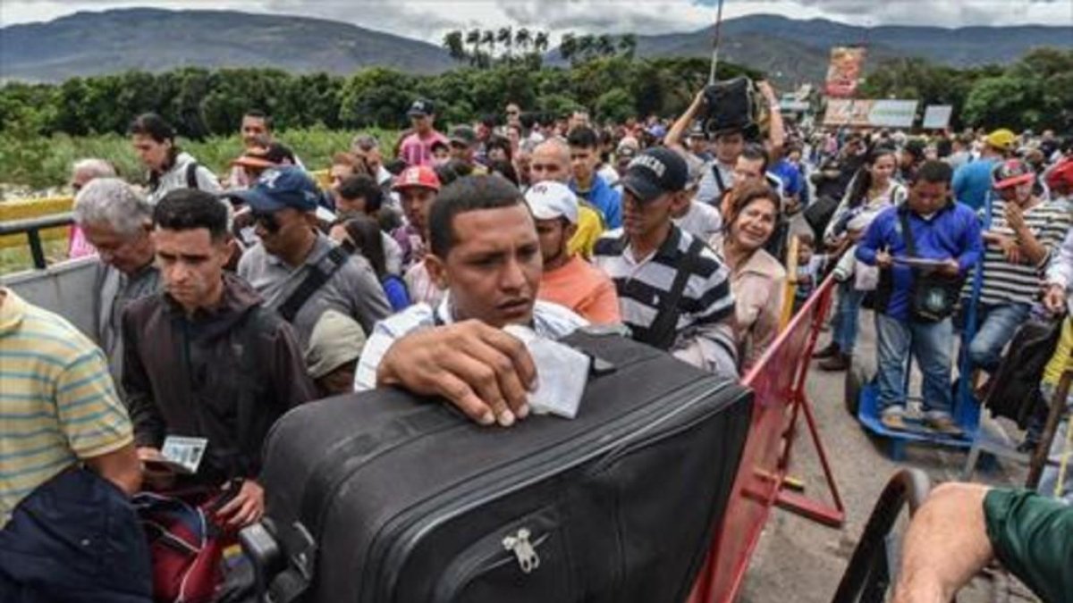 Jovenes venezolanos en la frontera-AFP / LUIS ACOSTA