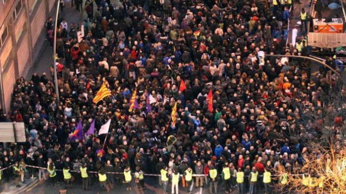 Una imagen parcial de la manifestación compuesta de miles de personas en Bilbao.-Foto: Luis Tejido / EFE