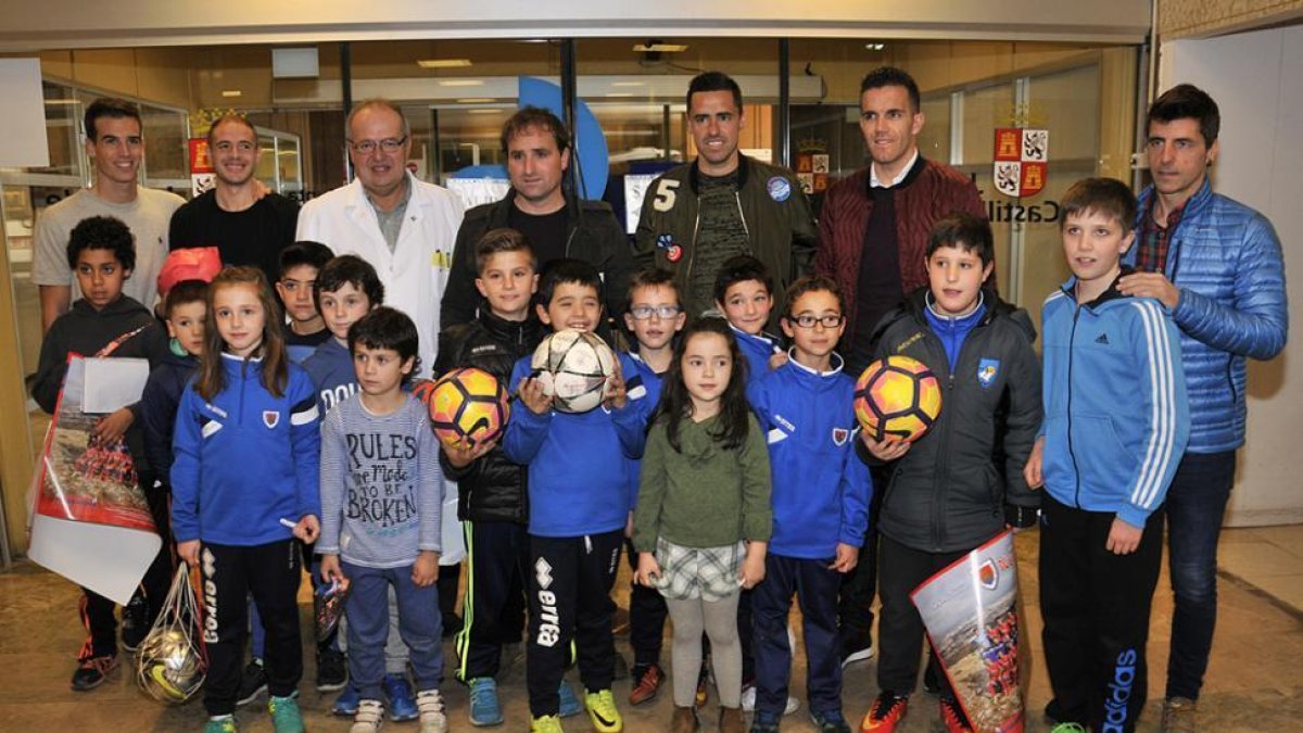 Los representantes del Numancia a la entrada del centro hospitalario donde les esperaba un nutrido grupo de jóvenes aficionados.-VALENTÍN GUISANDE