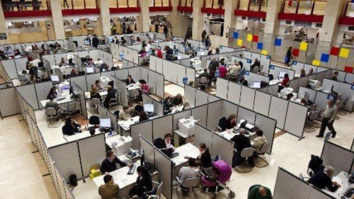 Funcionarios de Estado en sus puestos de trabajo.-EFE
