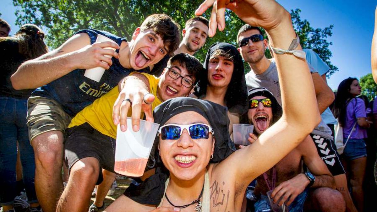 Miles de personas, grupos de amigos y familias enteras se dieron cita en el reencuentro sanjuanero.-MARIO TEJEDOR