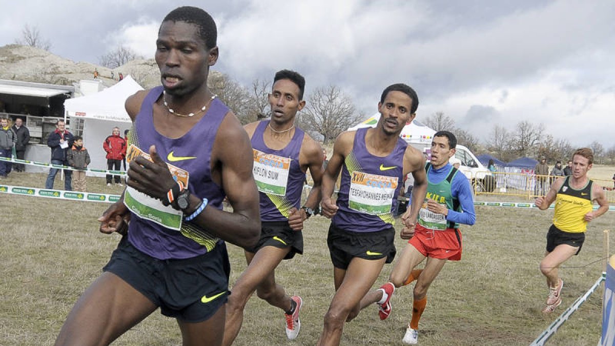 Ebuya ganó el XVII Campo a Través de Soria tras un emocionante esprint. / U. Sierra-
