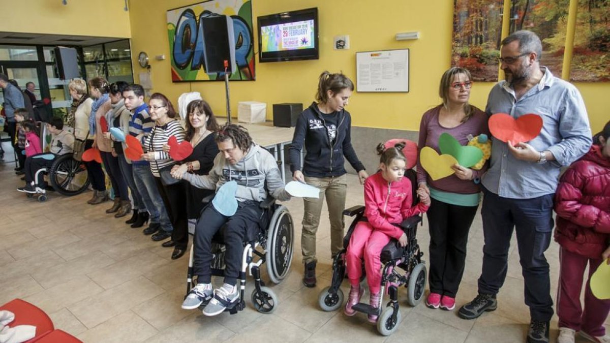 Cadena humana en el Centro Estatal de Burgos en el Día de las Enfermedades Raras.-ICAL