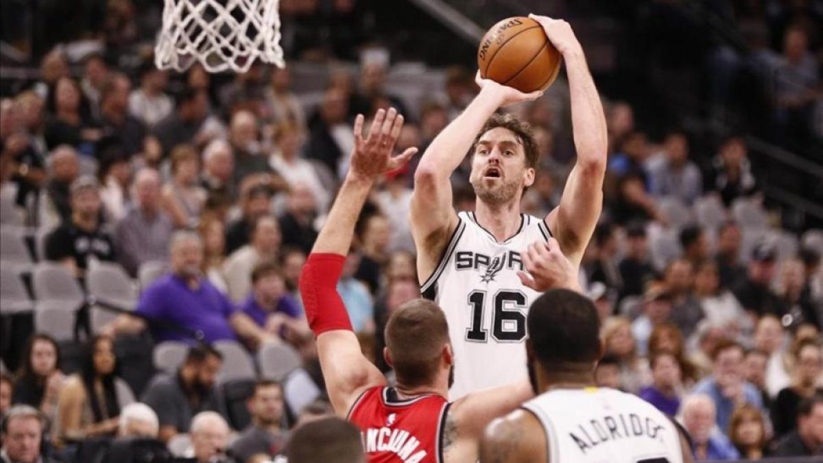 Pau Gasol se dispone a encestar.-USA TODAY / SOOBUM IM