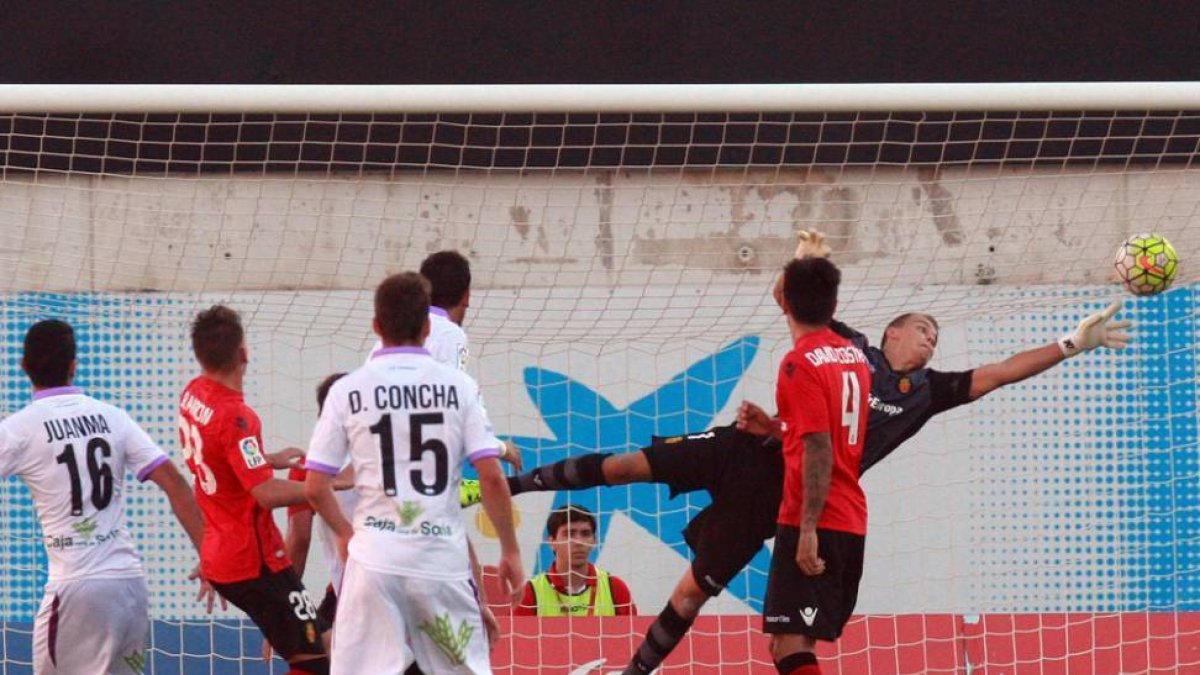 El portero del Mallorca se estira para evitar que el Numancia marcase en una de sus ocasiones.-ÁREA 11