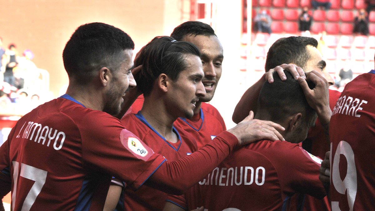 Los jugadores del Numancia celebran el primer gol del partido materializado por Menudo. VALENTÍN GUISANDE