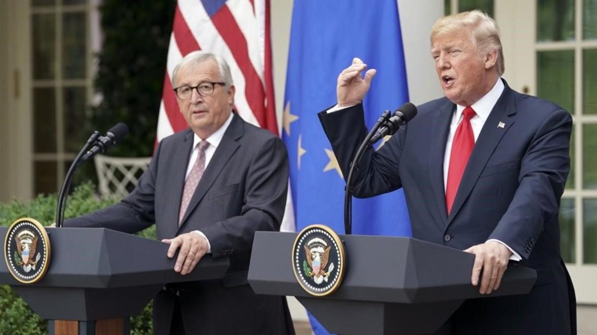 Juncker y Trump, durante la rueda de prensa conjunta que celebraron este miércoles en Washington. /-PABLO MARTINEZ MONSIVAIS (AP)